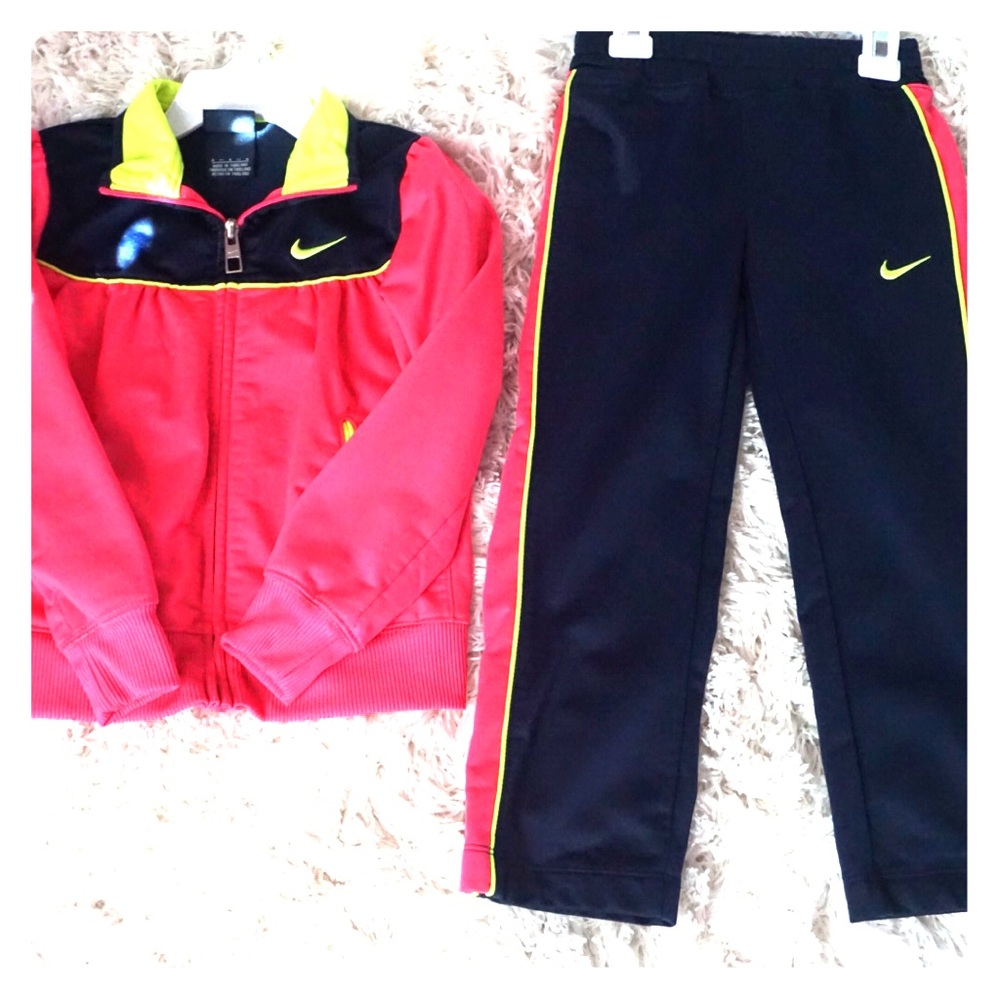 Beautiful 2 piece Nike Sweatsuit!